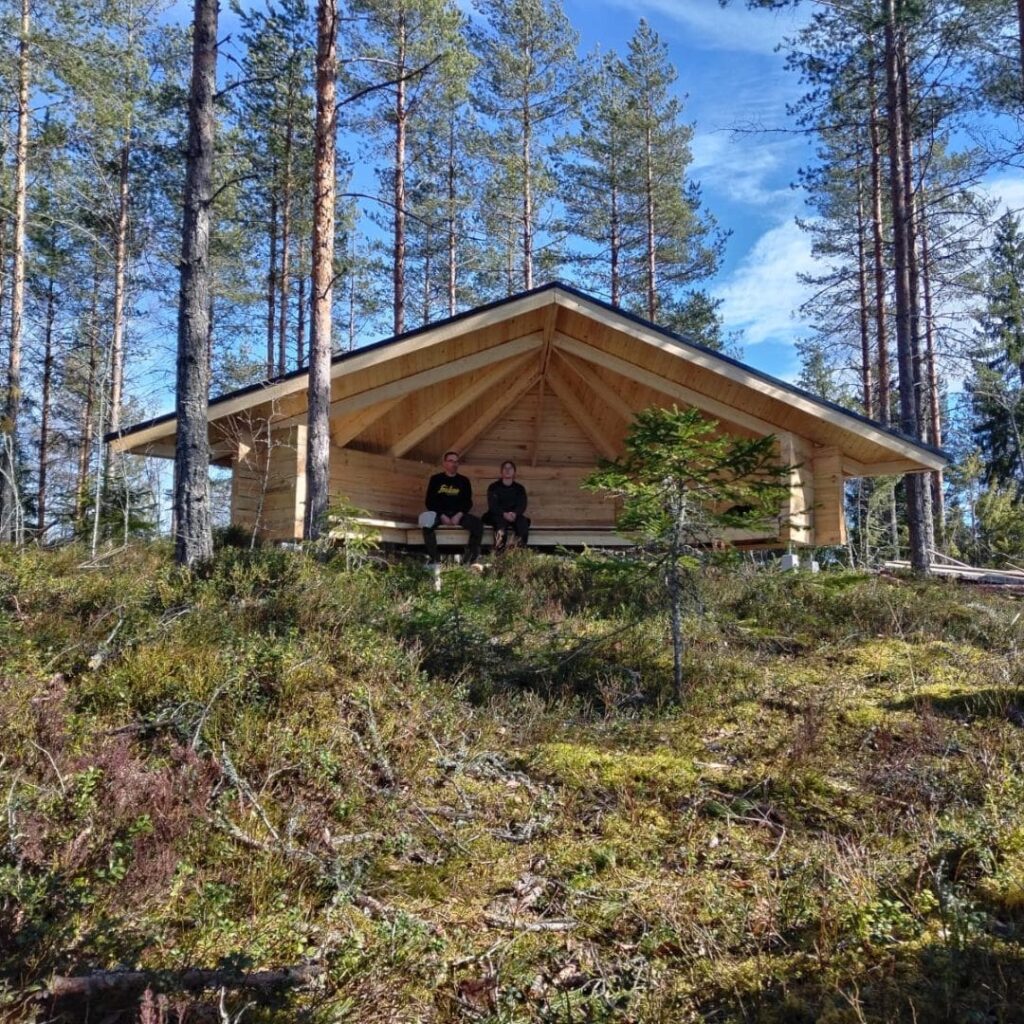 hirsilaavu-metsässä