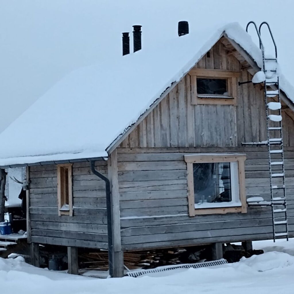Kuvassa Hirsimökki, eräkämppä talvella