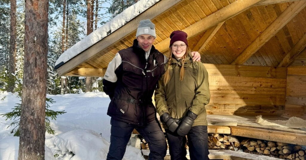 Kuvassa Risto ja Anna Haikonen laavun edessä.