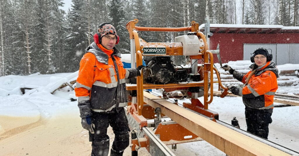 Risto ja Anna LockCornerilta työstämässä hirttä