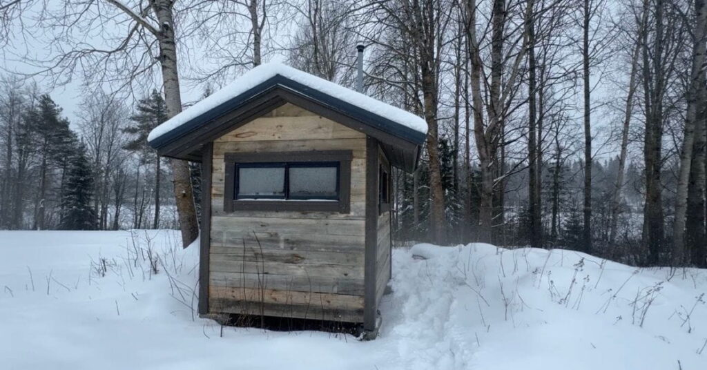 LockCornerin tekemä luontotarkkailumaja Tertin Kartanon mailla lumisessa maisemassa.