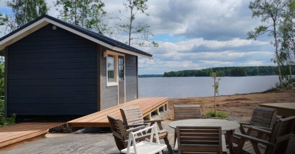 Kuvassa LockCornerin tekemä saunamökki järven rannalla.