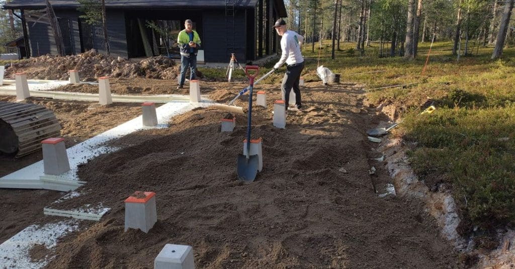 Hirsimökin perustukset valitaan aina kohteen maaperän mukaan. 