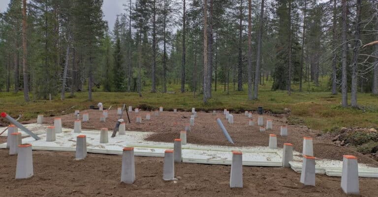 Hyvä hirsimökki saa alkunsa hyvistä perustuksista.