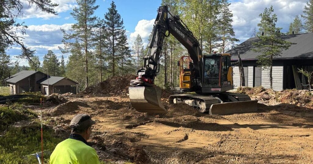 Hirsimökin perustukset pitävät rakennuksen vakaana. 