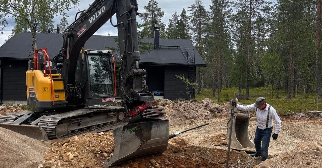 Hirsimökin perustukset edellyttävät myös maansiirtotöitä.