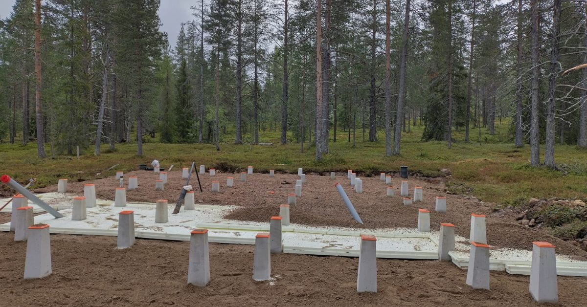 Hyvä hirsimökki saa alkunsa hyvistä perustuksista.