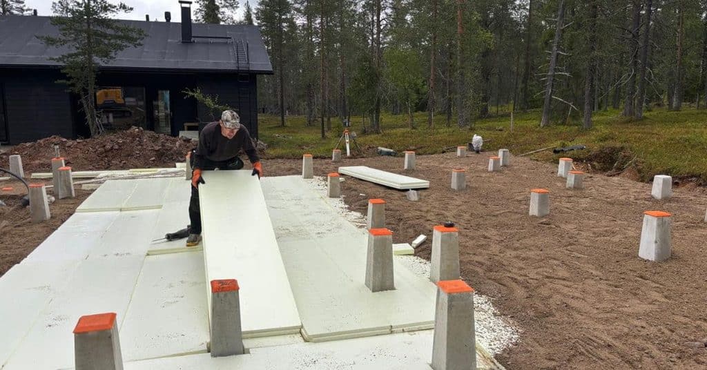 Hirsimökin perustukset täytyy rakentaa valmiiksi ennen elementtien toimitusta työmaalle. 