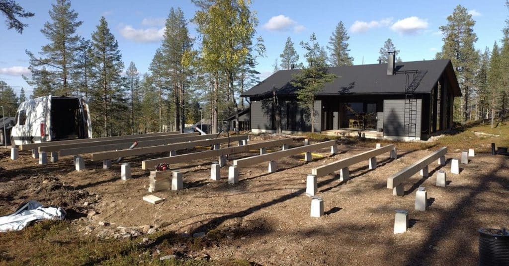 Hirsimökin perustukset kannattaa tehdä sulan maan aikana. 