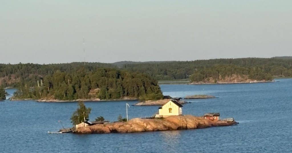 Varakkaat rakensivat itselleen hirsihuvioita maaseudulle sekä saaristoon.