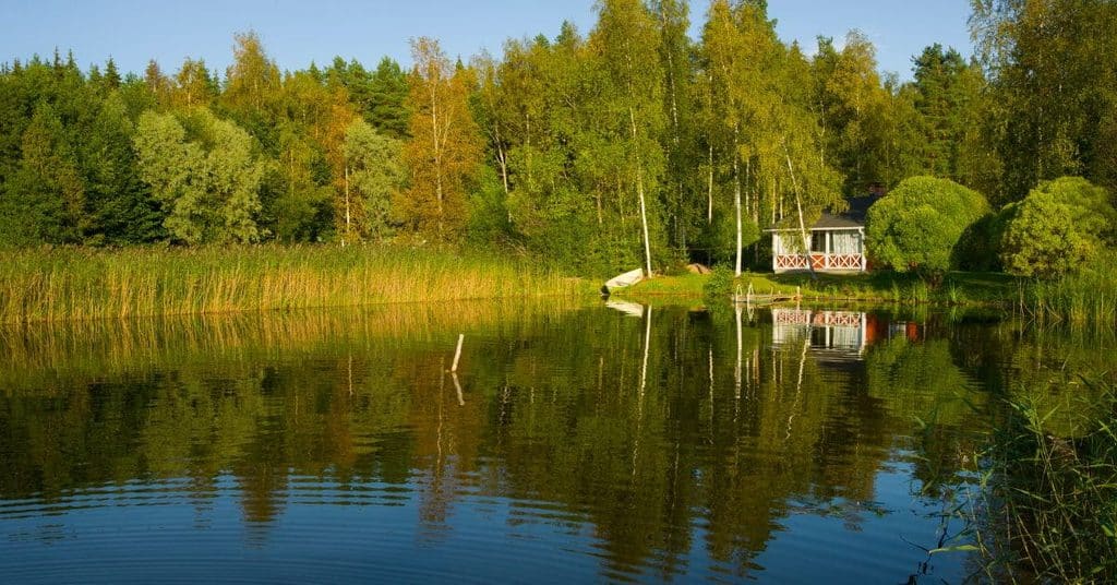 Kesämökit rakennetaan pääsääntöisesti järven rantaan.