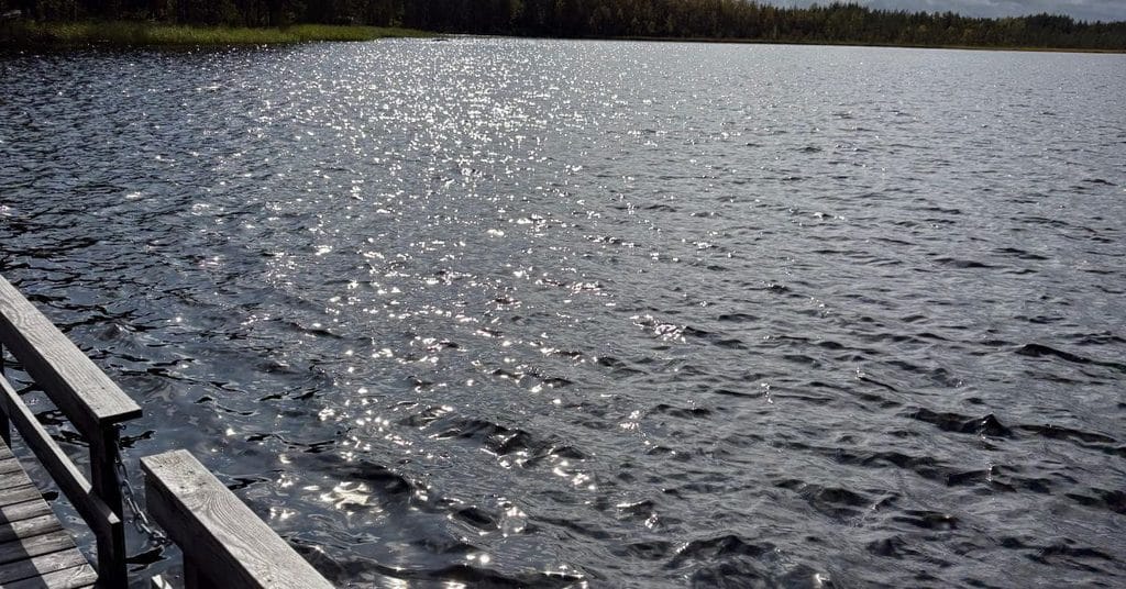 Rantatontille ei välttämättä saa rakentaa, vaikka se olisi omassa omistuksessa. Jos rakentamisen sallivaa kaavaa ei ole, tarvitaan yleensä poikkeamislupa.