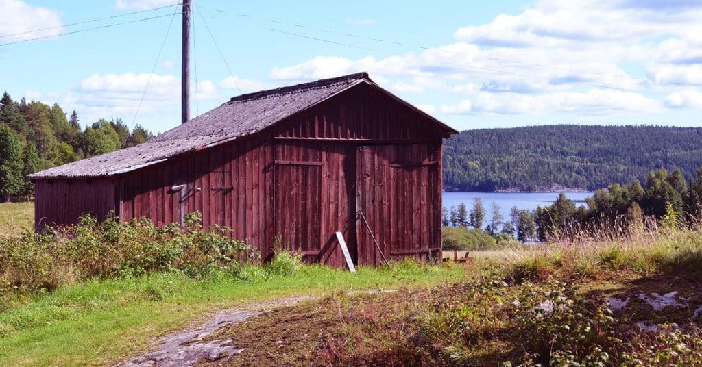 Tontilla jo olevat rakennukset, kuten mökki ja sauna, lasketaan mukaan käytettyyn rakennusoikeuteen.